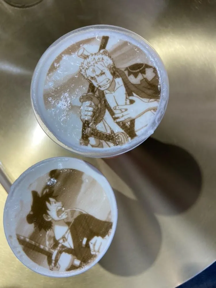 Frappé Fraises Recouvert d'un Nuage de Crème Avec Impression Luffy Et Zorro