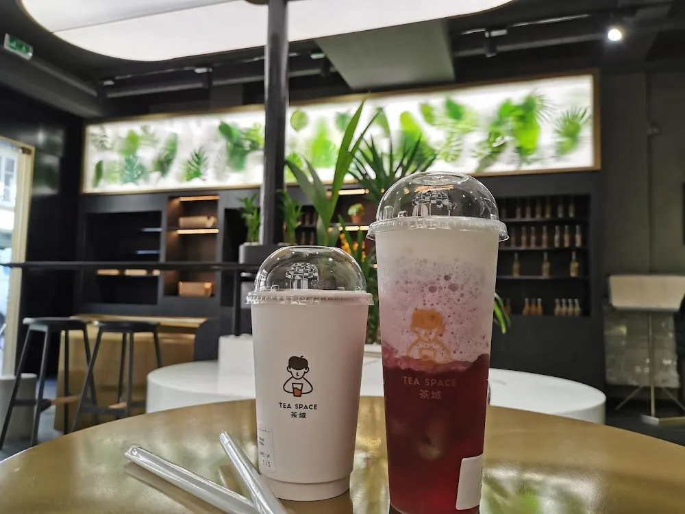 Thè Au Lait Avec Un Nuage de Crème